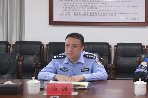同花顺网页版页面聘请市公安局经开分局 党委副书记、副局长陈剑同志担任法治副校长