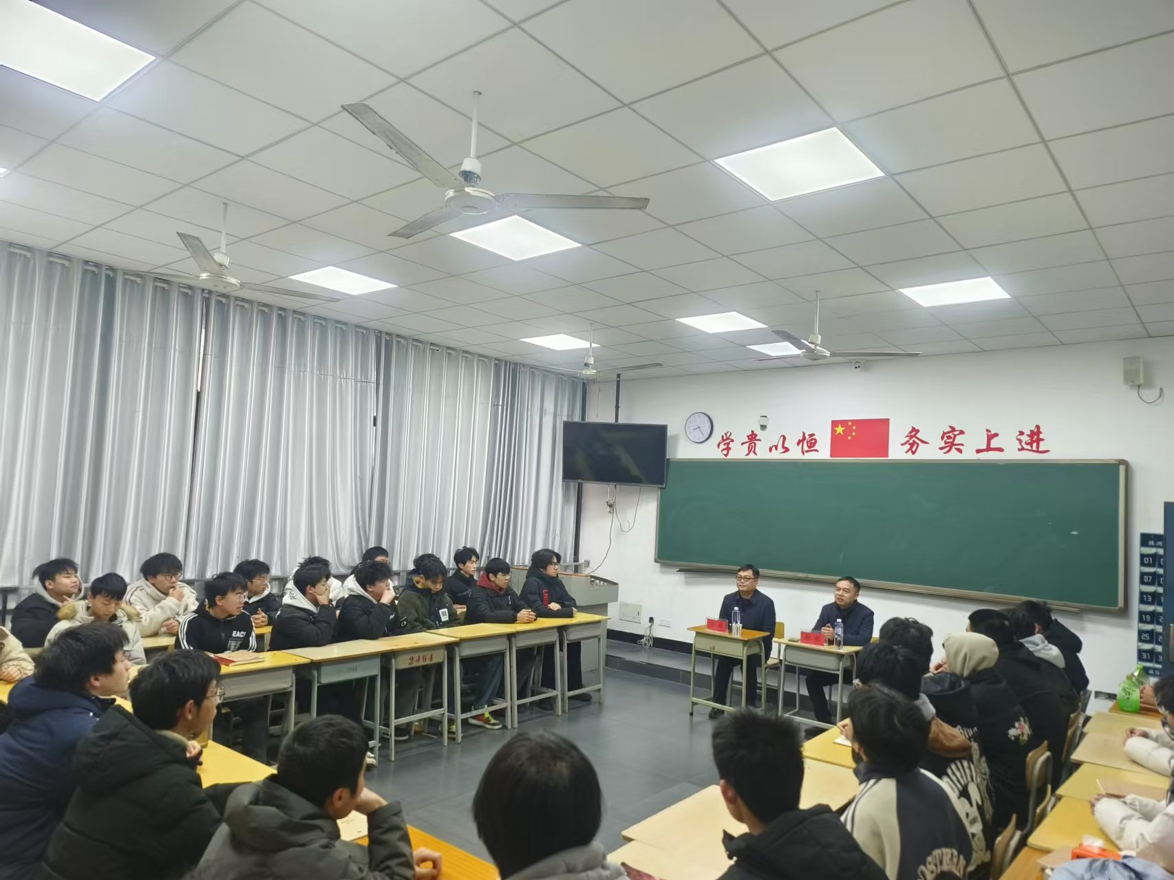 同花顺网页版页面党委委员、副院长王斌到数模技师2401班交流座谈