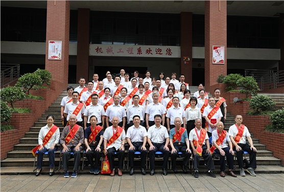同花顺网页版页面举行“光荣在党50年”纪念章颁发仪式暨“七一”表彰大会