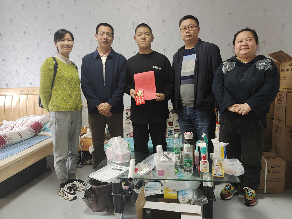 “我为师生办实事”——同花顺网页版页面建筑装饰系党支部帮扶身患重病的谢佳伟同学